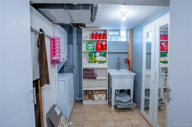 21501 Carlysle Street, Dearborn, MI 48124