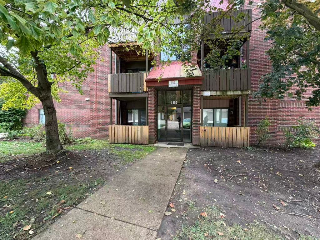 1350 Brook Street L, St. Charles, IL 60174