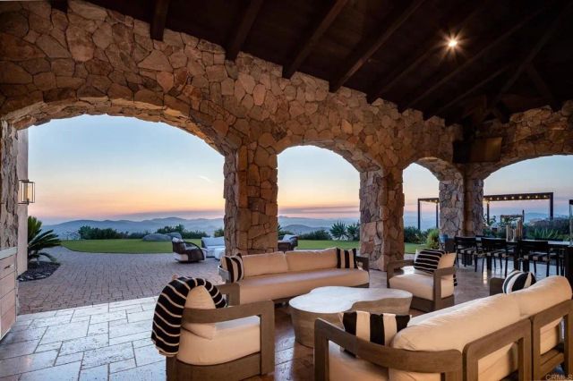 18000 Sunset Point Rd, Poway, CA 92064