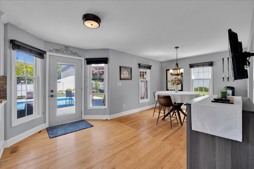 Image 11 of property listing at 1252 Walsh Drive, Yorkville, IL 60560
