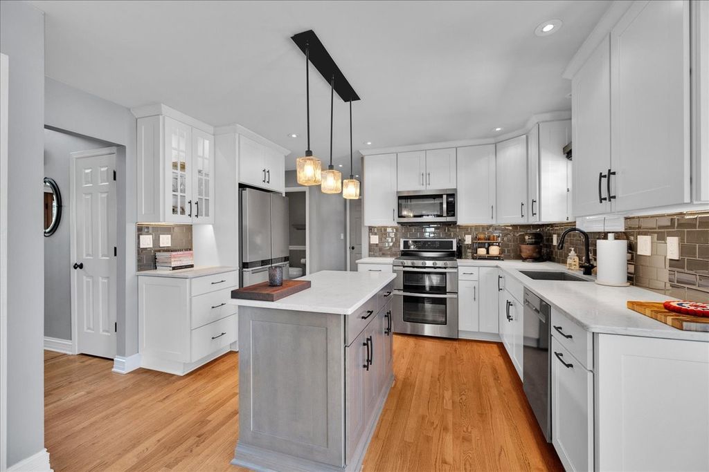 Image 12 of property listing at 1252 Walsh Drive, Yorkville, IL 60560