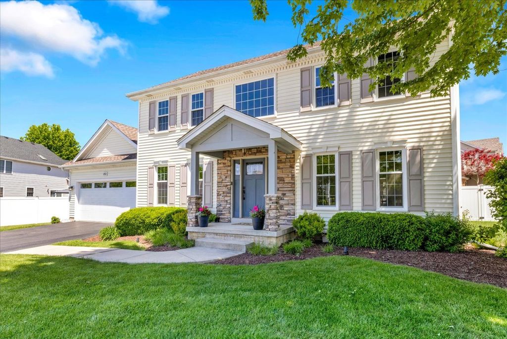 Image 3 of property listing at 1252 Walsh Drive, Yorkville, IL 60560