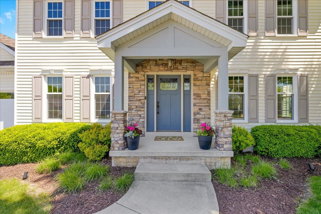 Image 4 of property listing at 1252 Walsh Drive, Yorkville, IL 60560