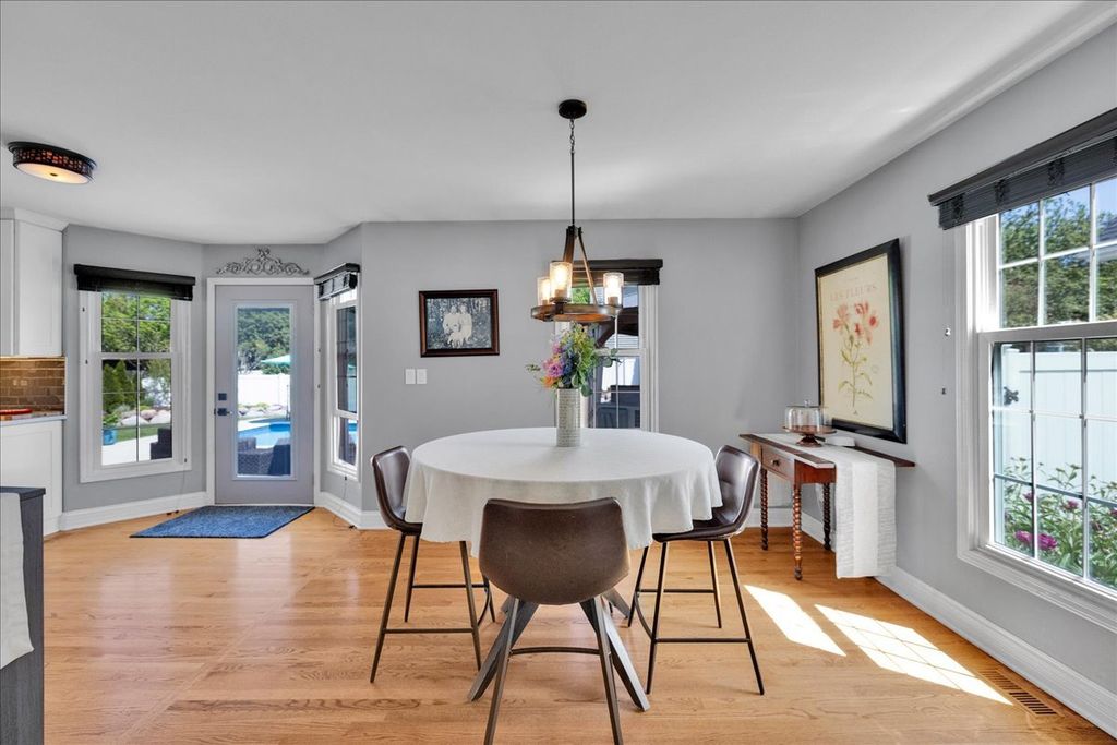 Image 8 of property listing at 1252 Walsh Drive, Yorkville, IL 60560