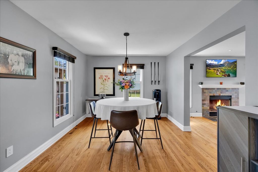Image 9 of property listing at 1252 Walsh Drive, Yorkville, IL 60560