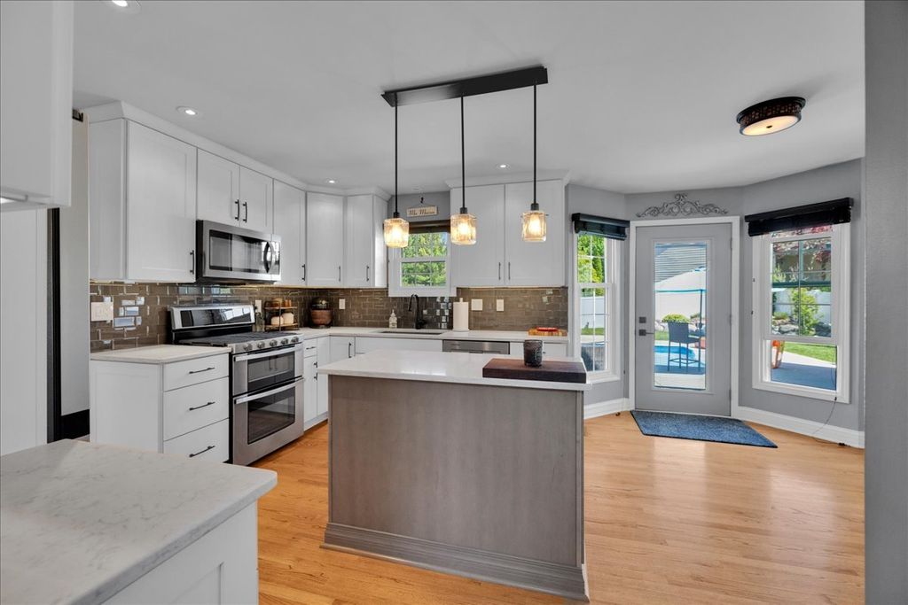 Image 10 of property listing at 1252 Walsh Drive, Yorkville, IL 60560