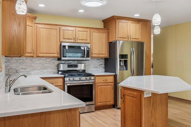 2708 Fox Hill DRIVE, Waukesha, WI 53189