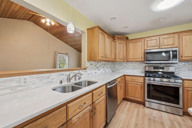 2708 Fox Hill DRIVE, Waukesha, WI 53189