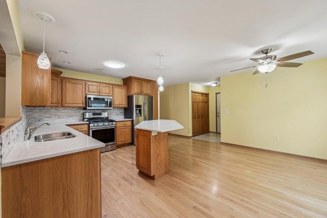 2708 Fox Hill DRIVE, Waukesha, WI 53189