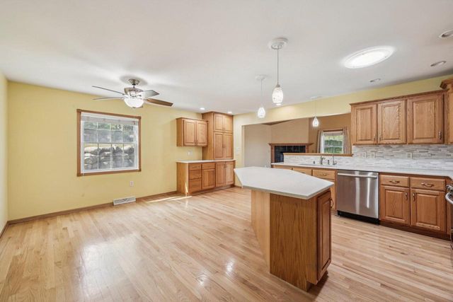 2708 Fox Hill DRIVE, Waukesha, WI 53189