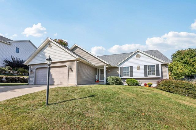 2708 Fox Hill DRIVE, Waukesha, WI 53189