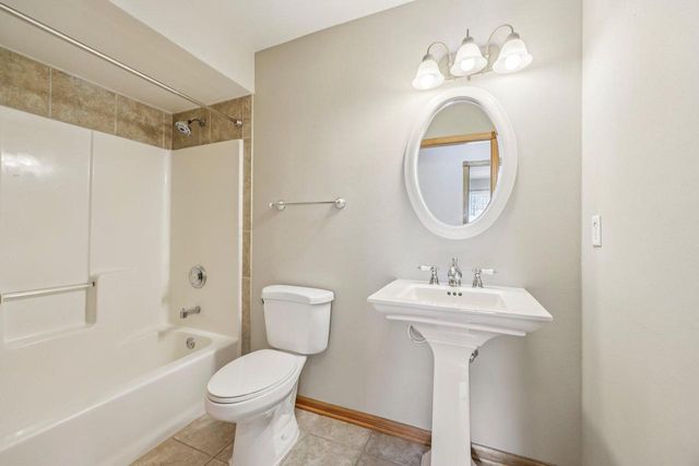 2708 Fox Hill DRIVE, Waukesha, WI 53189