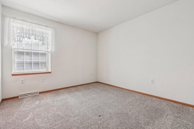 2708 Fox Hill DRIVE, Waukesha, WI 53189