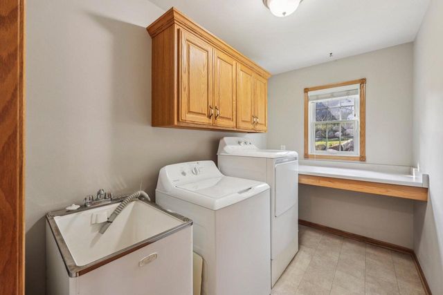 2708 Fox Hill DRIVE, Waukesha, WI 53189