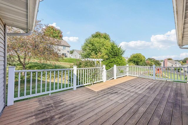 2708 Fox Hill DRIVE, Waukesha, WI 53189