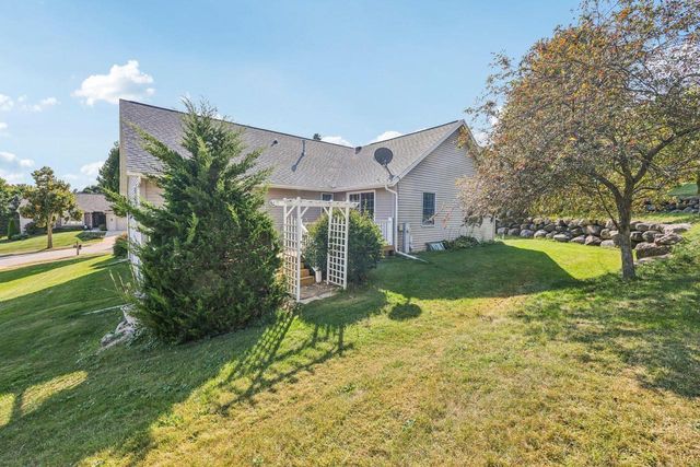 2708 Fox Hill DRIVE, Waukesha, WI 53189