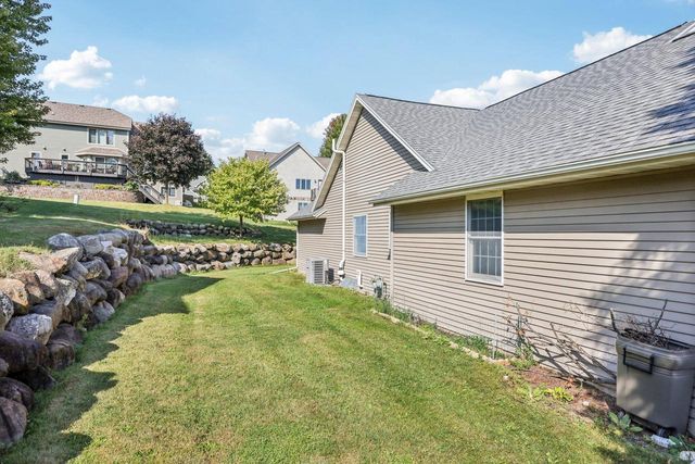 2708 Fox Hill DRIVE, Waukesha, WI 53189