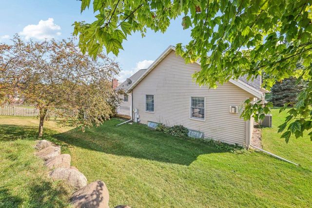 2708 Fox Hill DRIVE, Waukesha, WI 53189