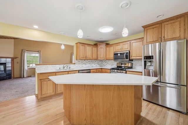 2708 Fox Hill DRIVE, Waukesha, WI 53189