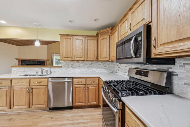 2708 Fox Hill DRIVE, Waukesha, WI 53189