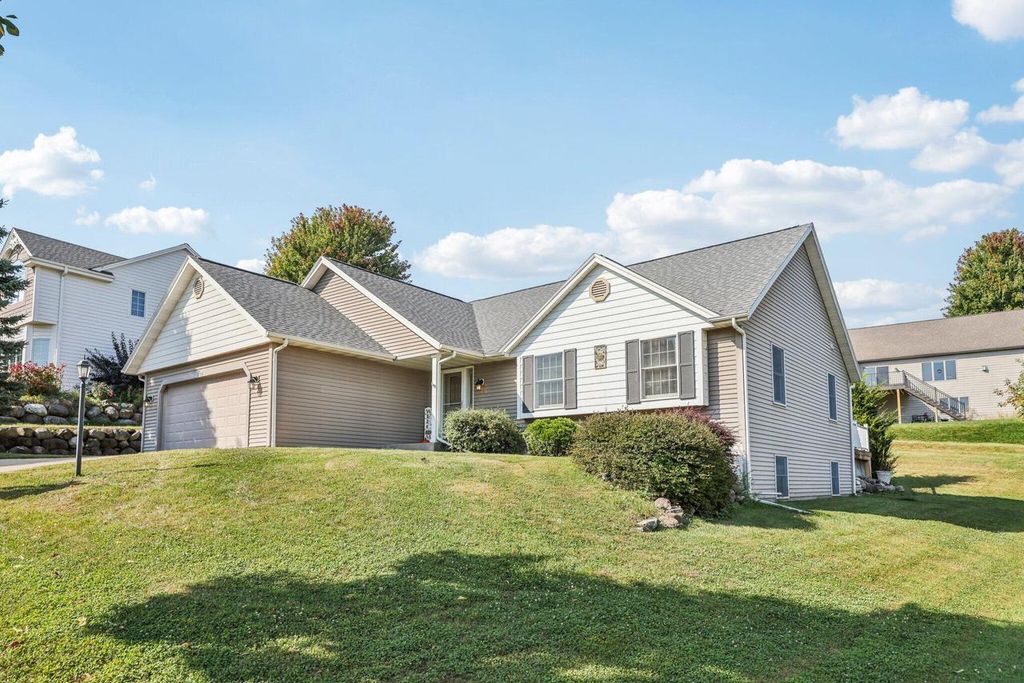2708 Fox Hill DRIVE, Waukesha, WI 53189