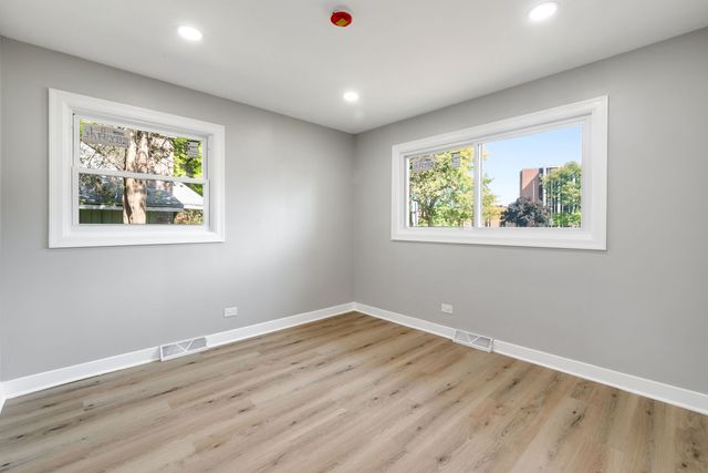 92 N AIRLITE Street, Elgin, IL 60123