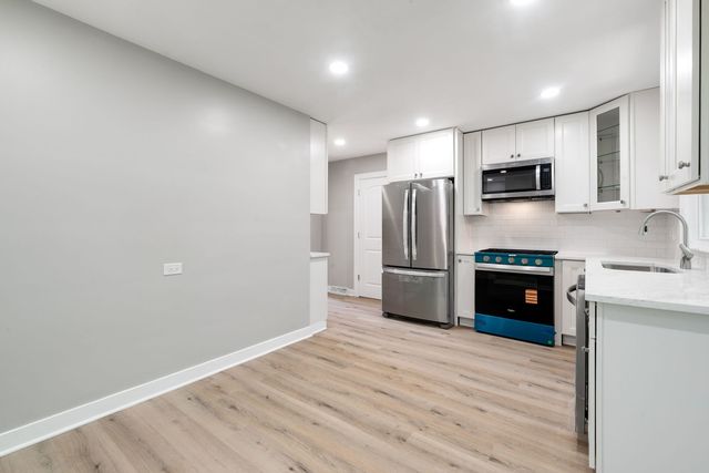 92 N AIRLITE Street, Elgin, IL 60123