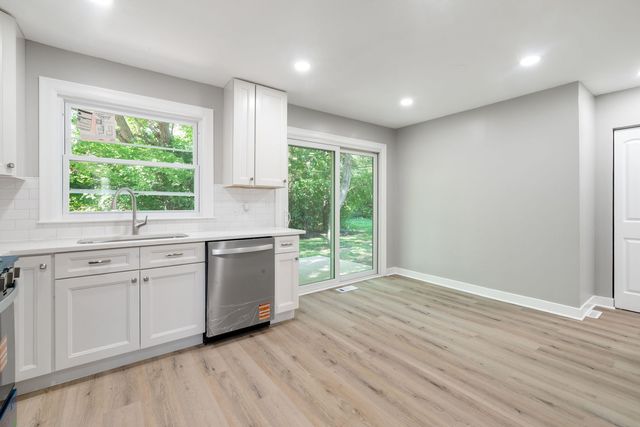 92 N AIRLITE Street, Elgin, IL 60123