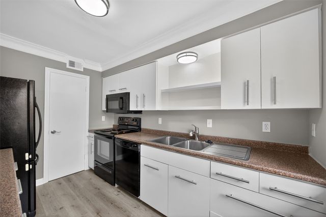 2109 Lander Lane 79, Houston, TX 77057