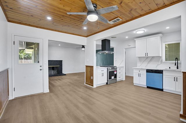 2938 E Willis Avenue, Fresno, CA 93726