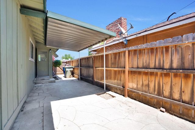 2938 E Willis Avenue, Fresno, CA 93726