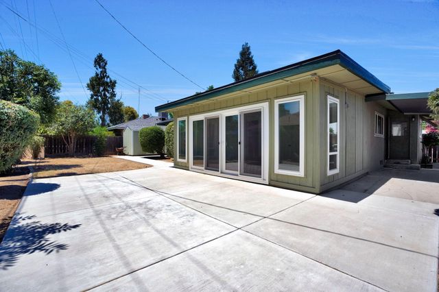 2938 E Willis Avenue, Fresno, CA 93726