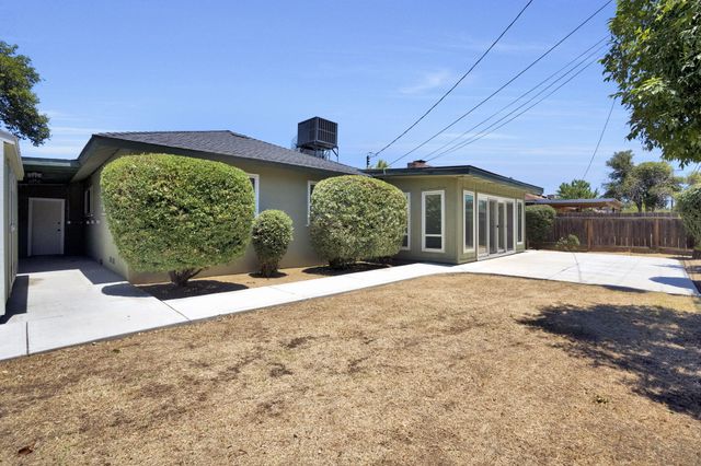 2938 E Willis Avenue, Fresno, CA 93726