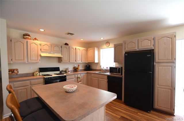 5190 Village Circle E, Manorville, NY 11949