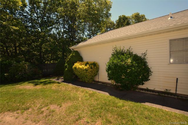 5190 Village Circle E, Manorville, NY 11949