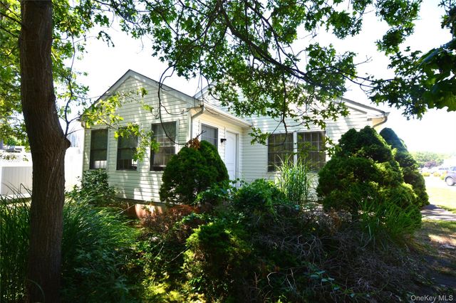 5190 Village Circle E, Manorville, NY 11949