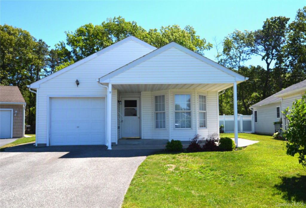 5190 Village Circle E, Manorville, NY 11949