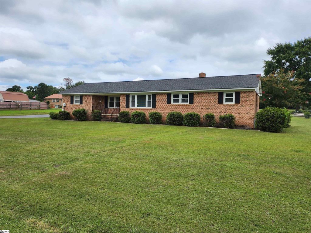 207 Lynn Avenue, Laurens, SC 29360
