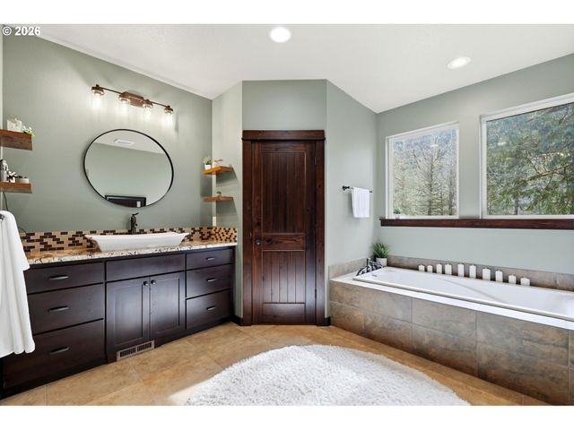 57214 E MARMOT Rd, Sandy, OR 97055