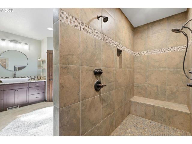 57214 E MARMOT Rd, Sandy, OR 97055
