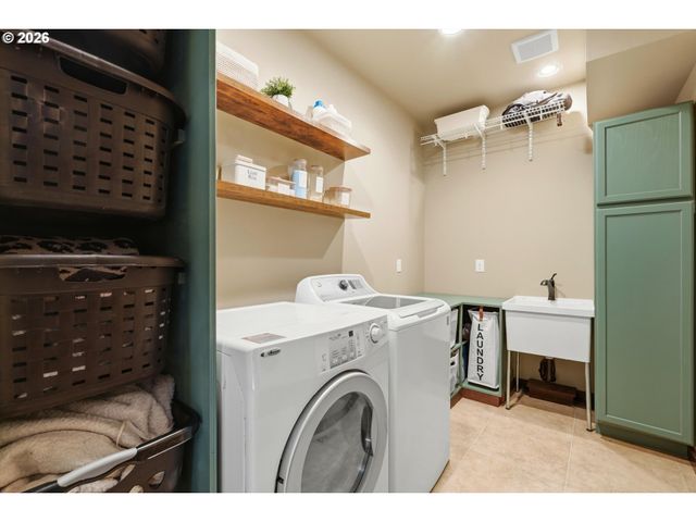 57214 E MARMOT Rd, Sandy, OR 97055