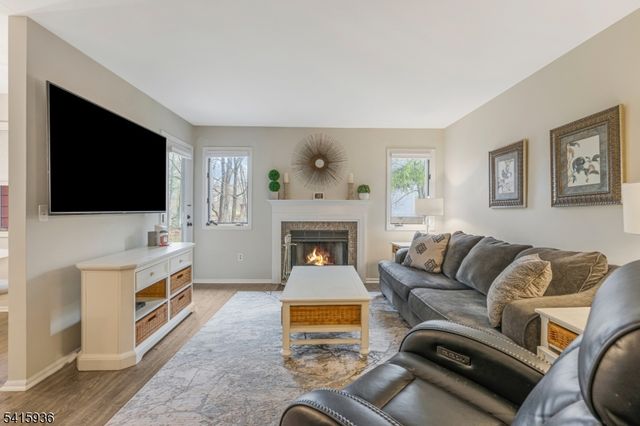 102 Clark Cir, Raritan Twp., NJ 08822