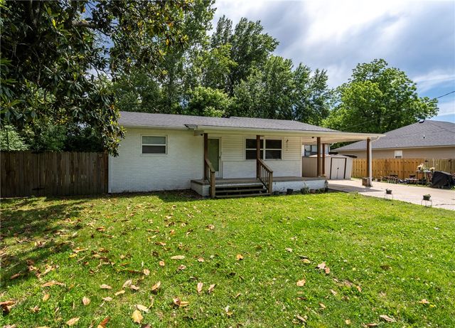 205 SE El Paso Street, Gravette, AR 72736