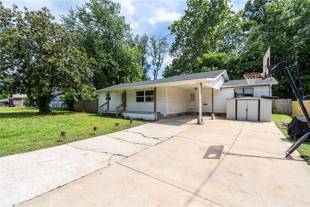 205 SE El Paso Street, Gravette, AR 72736