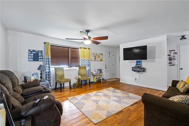 205 SE El Paso Street, Gravette, AR 72736