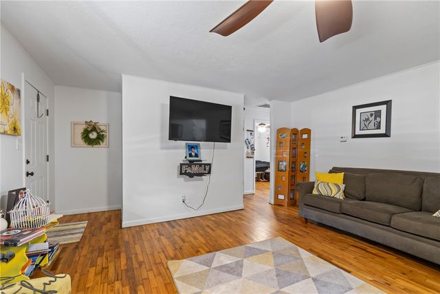 205 SE El Paso Street, Gravette, AR 72736