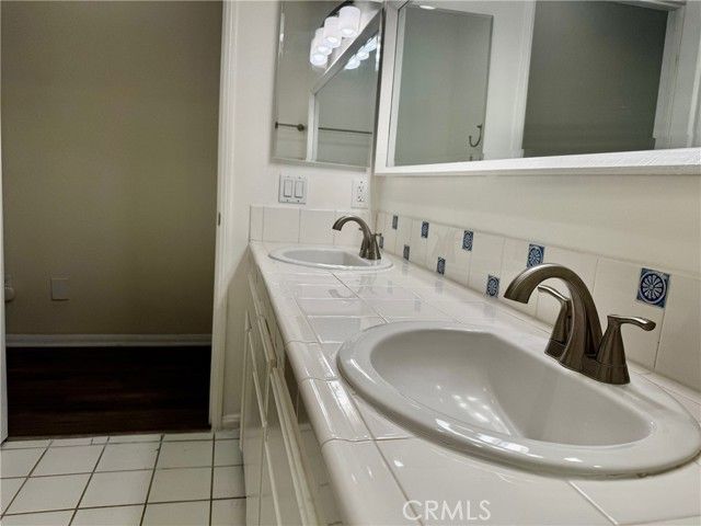 18930 Sherman Way 17, Reseda (los Angeles), CA 91335