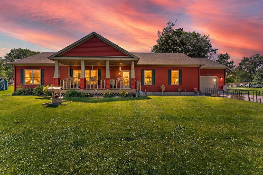 6 S Fish Lake Street, Valparaiso, IN 46385