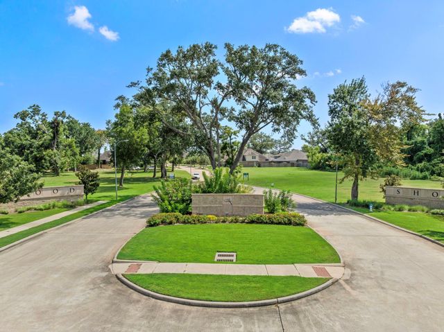115 Water Grass Trail, Clute, TX 77531