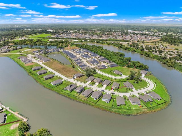 115 Water Grass Trail, Clute, TX 77531